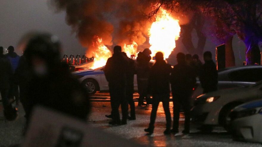 Kazakistan’da zamma karşı halk sokağa çıktı, hükümet istifa etti