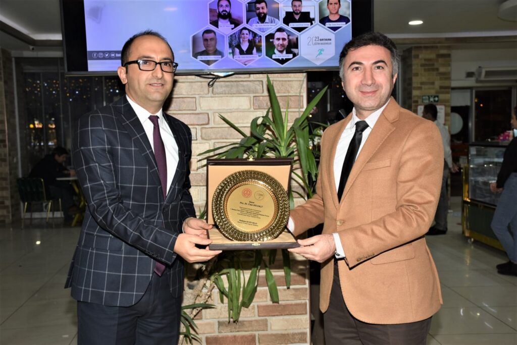 Öğretmen Akademisi Buluşma Projesine katkıda bulunanlar için teşekkür plaketi