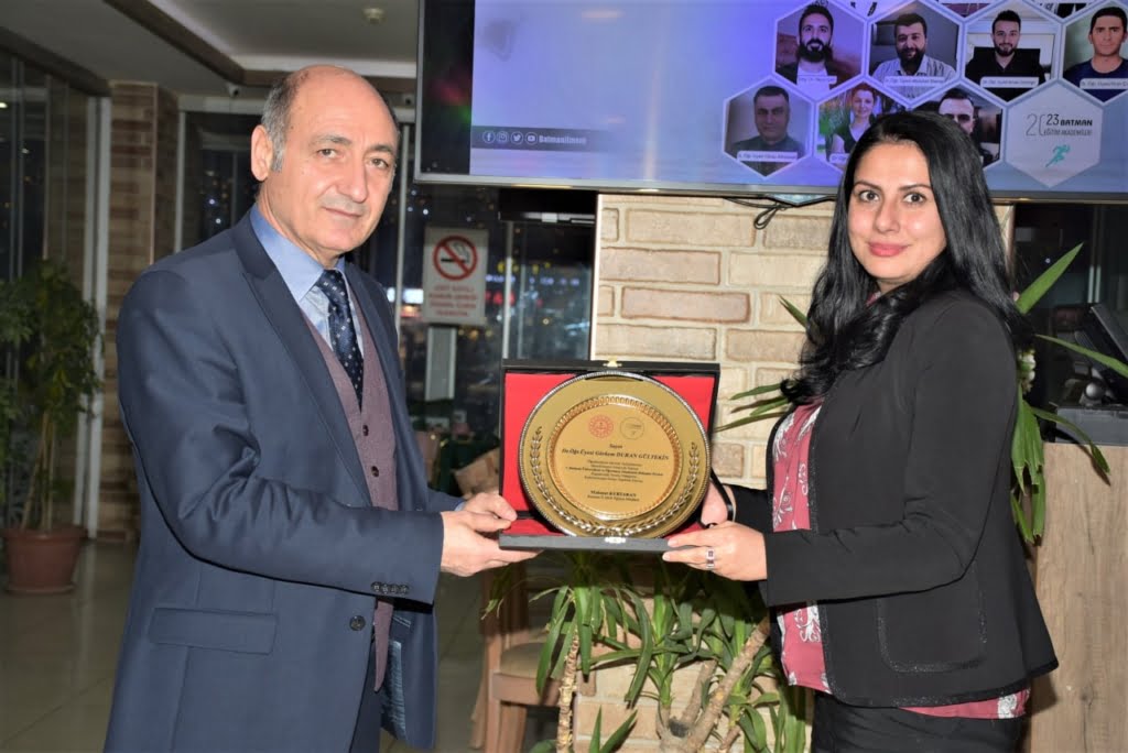 Öğretmen Akademisi Buluşma Projesine katkıda bulunanlar için teşekkür plaketi