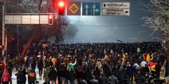 Kazakistan’da zamma karşı halk sokağa çıktı, hükümet istifa etti