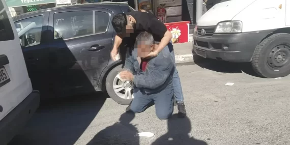 Alacağını, borçluyu döverek tahsil etti