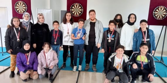 76 sporcu ile dart turnuvası gerçekleştirildi