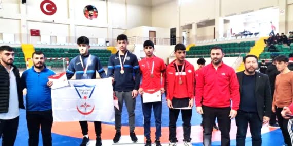 Güreşte minderi silip süpürdüler