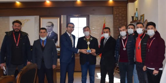 Kozluk'ta düzenlenen voleybol turnuvası sona erdi Kozluk’ta düzenlenen voleybol turnuvası sona erdi