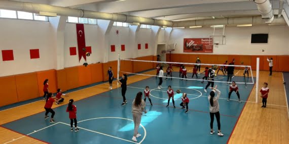 Minik voleybolculara sürpriz moral ziyareti