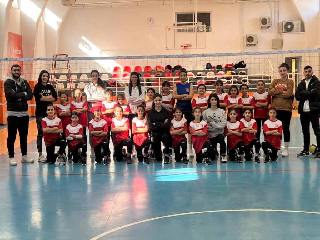 Minik voleybolculara sürpriz moral ziyareti