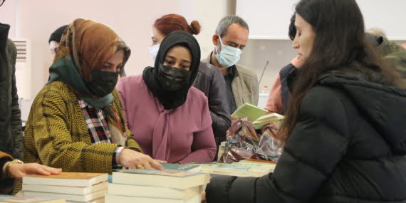 Batman’da tutuklu yazarların kitapları imzalandı