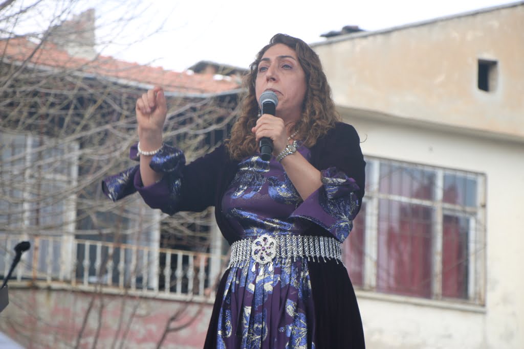 Batman'da yüzlerce kadının katılımı ile coşkulu 8 Mart mitingi Batman'da yüzlerce kadının katılımı ile coşkulu 8 Mart mitingi