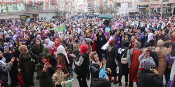 Batman’da yüzlerce kadının katılımı ile coşkulu 8 Mart mitingi