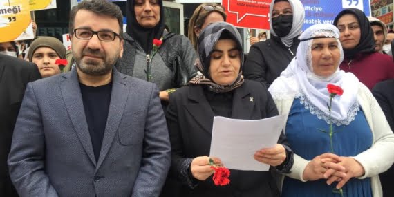 AK Parti “8 Mart Dünya Kadınlar Günü” kapsamında parti binası önünde basın açıklaması düzenledi