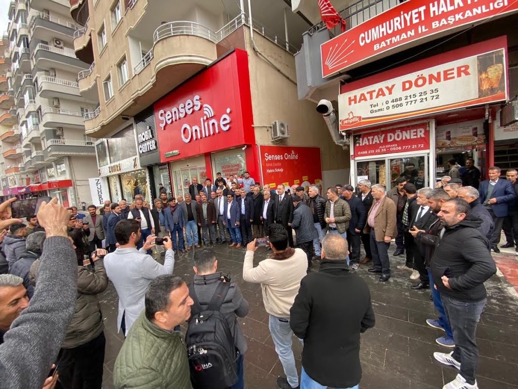 Kozluk ve Sason'da yüzlerce kişi CHP'ye geçti