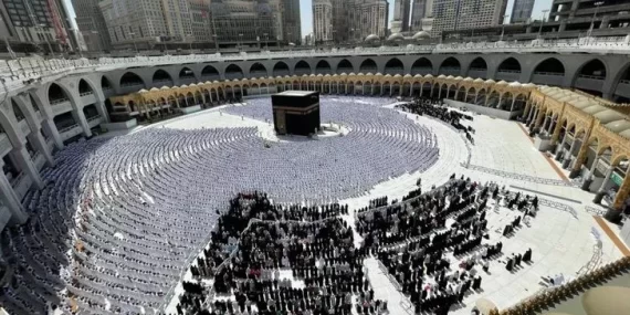 Kabe’de uzun bir sürenin ardından sosyal mesafesiz ilk Cuma namazı kılındı