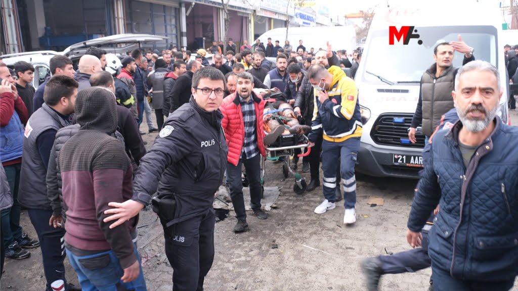 Diyarbakır 3’üncü Sanayi Sitesi’nde patlama: Onlarca yaralı Diyarbakır 3’üncü Sanayi Sitesi’nde patlama: Onlarca yaralı