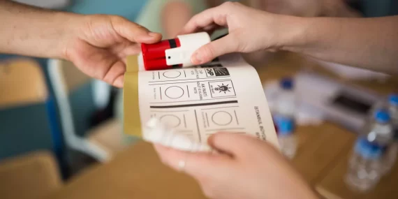 AK Parti ve MHP’nin hazırladığı Seçim Kanunu teklifi Meclis Başkanlığı’na sunuldu: Seçim barajının yüzde 7’ye indirilmesini teklif ediyoruz