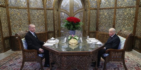 Bahçeli ile Erdoğan iftarda buluştu: MHP lideri, Cumhurbaşkanı’na 99 gül hediye etti