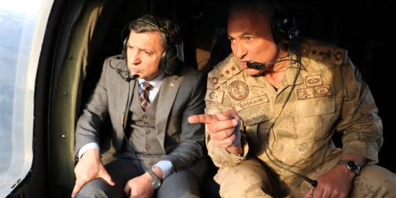 Vali Şahin, helikopterle Kozluk'taki operasyon bölgesini gezdi Vali Şahin, helikopterle Kozluk’taki operasyon bölgesini gezdi