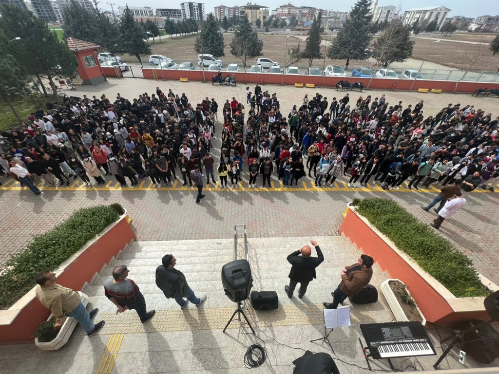 Okulda halaylı bahar şenliği
