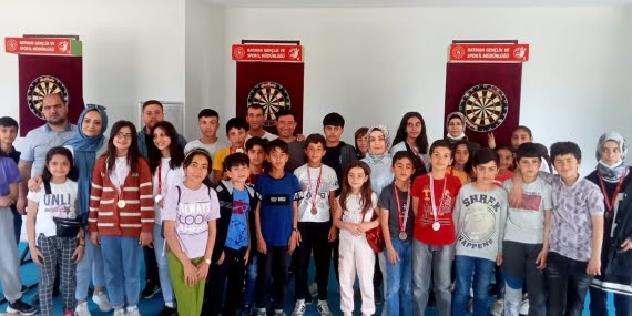 Çocuklardan çekişmeli geçen dart turnuvası