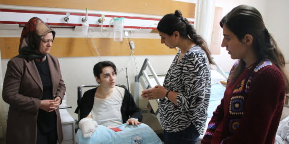 Feleknaz Uca ile HDP’li kadınlardan bıçaklı saldırıya uğrayan Ergün’e ziyaret