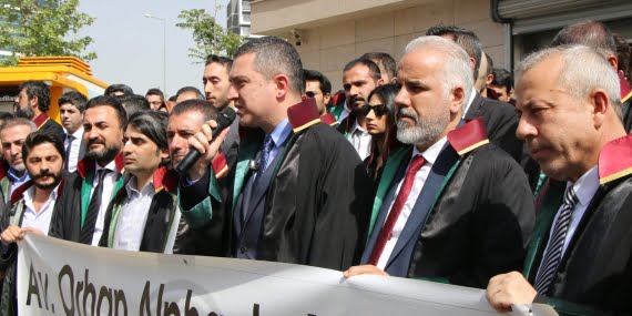 Batman'da TBB Başkanı Erinç Sağkan'ın katılımı ile 11 Baro'dan avukata saldırı açıklaması Batman’da TBB Başkanı Erinç Sağkan’ın katılımı ile 11 Baro’dan avukata saldırı açıklaması