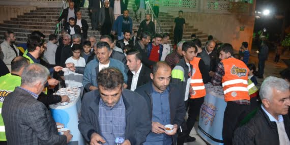 AK Parti’den lokma ve iftara yetişemeyenlere kumanya dağıtımı