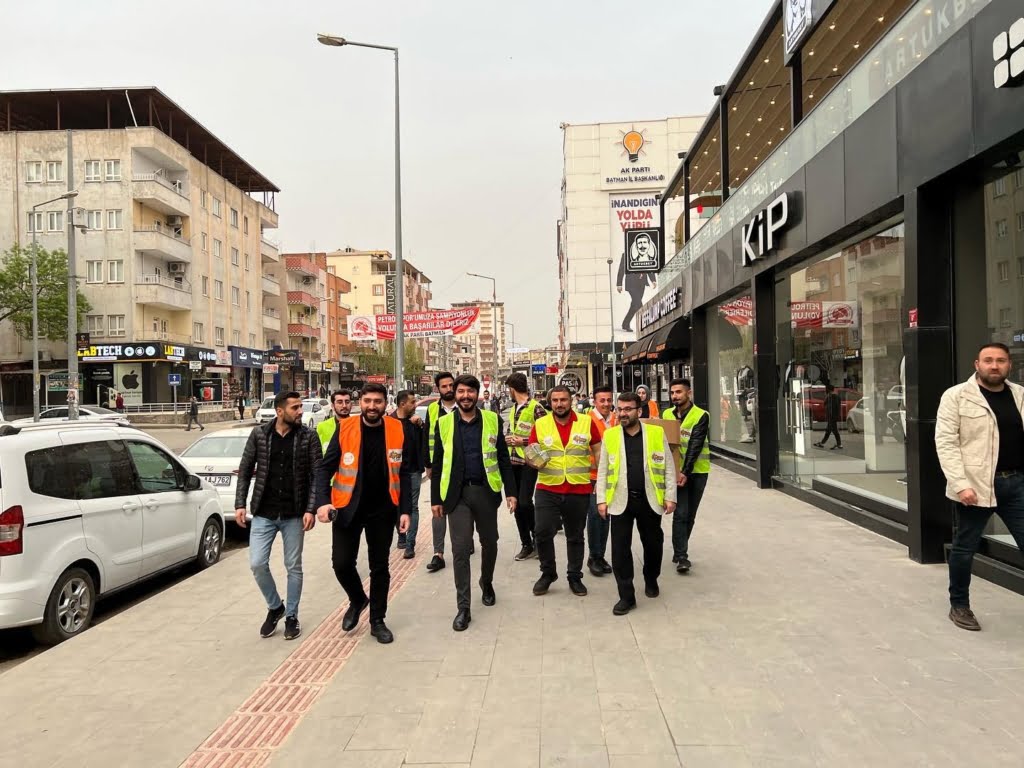 AK Parti'den lokma ve iftara yetişemeyenlere kumanya dağıtımı