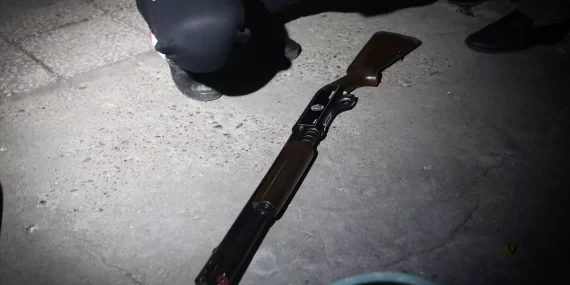 Tüfeği incelerken patronunu öldürdü