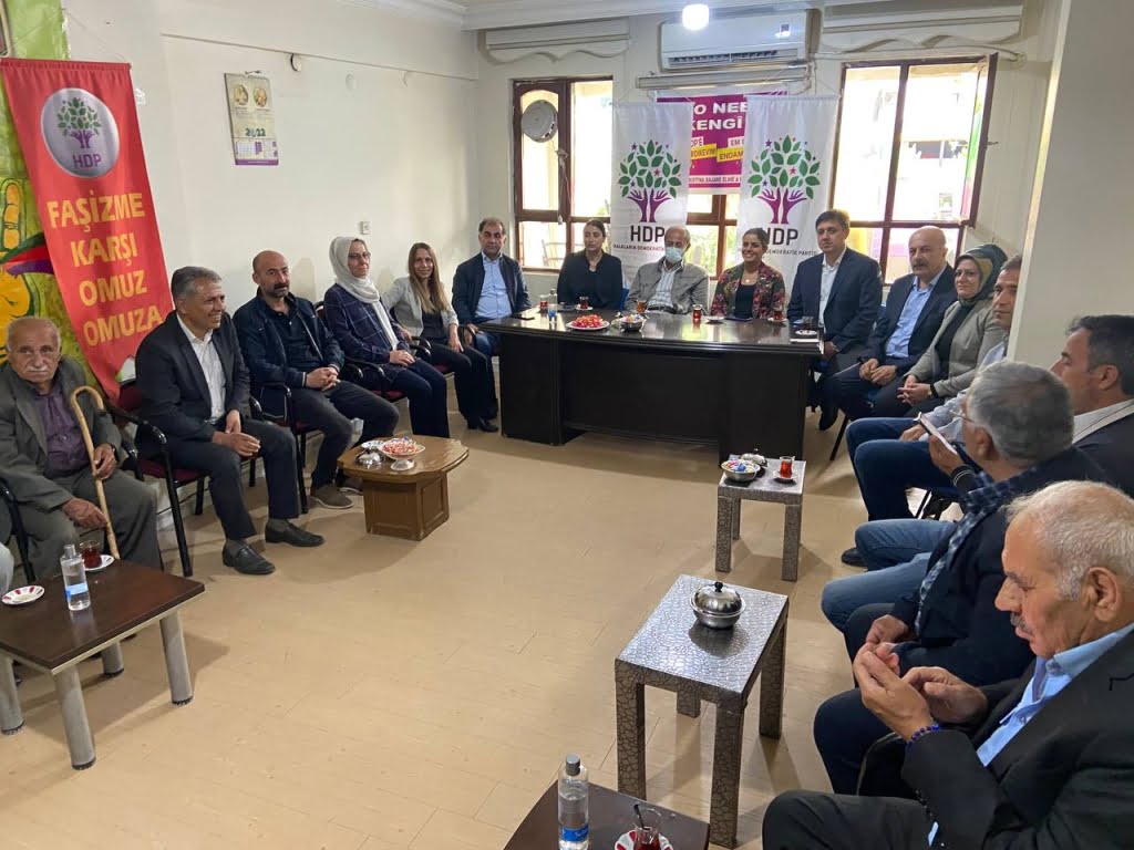 HDP Batman'da binlerce eve bayram ziyaretinde bulundu HDP Batman'da binlerce eve bayram ziyaretinde bulundu