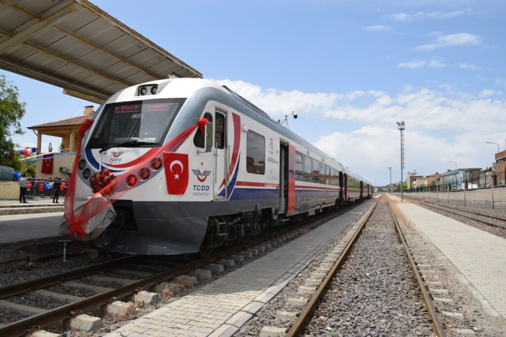 Diyarbakır-Batman seferleri yenilenen tren setleriyle başladı