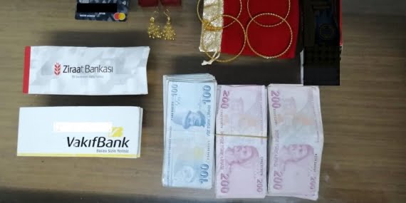Kocalar köyünde bir eve giren hırsız, çaldıkları ile yakalandı