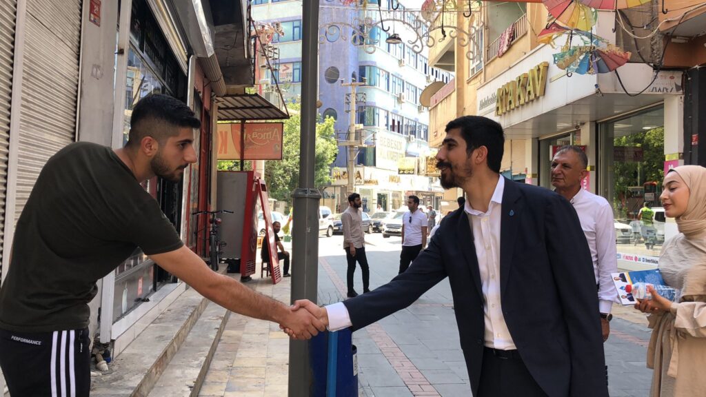 'Şemsiyeli sokak savaştan çıkmış gibi'