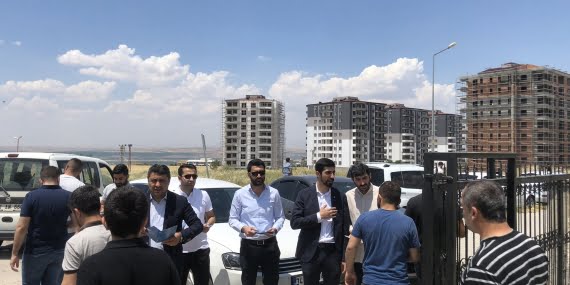‘Şemsiyeli sokak savaştan çıkmış gibi’