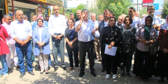 HDP'liler Kozluk Belediyesi'nde belediyeye ait 70 ton hurdanın usulsüz satıldığını iddia etti HDP’liler Kozluk Belediyesi’nde belediyeye ait 70 ton hurdanın usulsüz satıldığını iddia etti