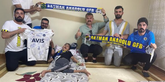 Batmanlı engelli gence Fenerbahçeli oyunculardan anlamlı moral desteği