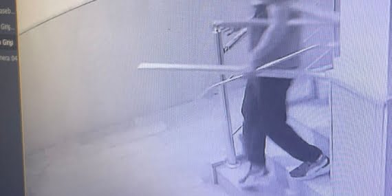 Binaya giren hırsız asansör panosunu sökemeyince korkulukları çaldı
