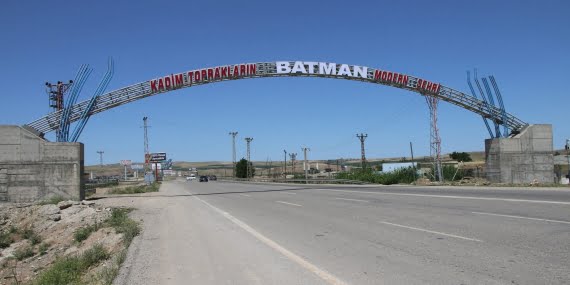 Belediyenin yaptığı tabelanın şeklinden çok fiyatı konuşuluyor