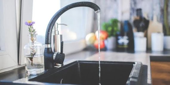 Musluğu açık bıraktığı için annesini döverek öldürdü!