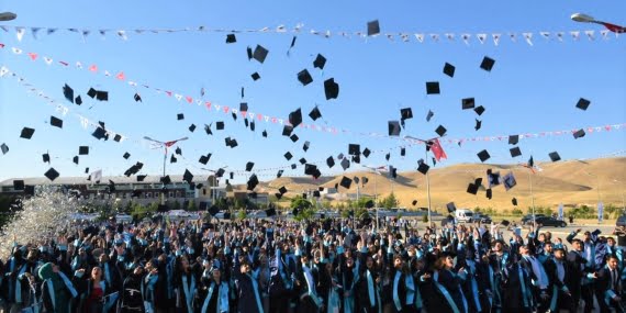 Üniversite’de 2 gün süren mezuniyet töreni protokolün katılımı ile sona erdi
