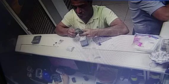 Döviz bürosu yanlışlıkla 1680 dolar fazla verdi