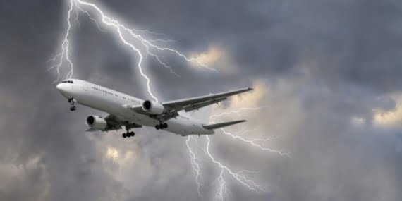 Meksika’da bir yolcu uçağına yıldırım düştü