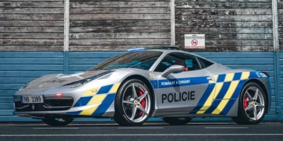 El koydukları Ferrari’yi polis aracı yaptılar