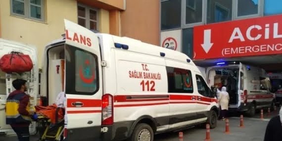 Duraktaki yolculara araç çarptı: 1 ölü, 6 yaralı Duraktaki yolculara araç çarptı: 1 ölü, 6 yaralı