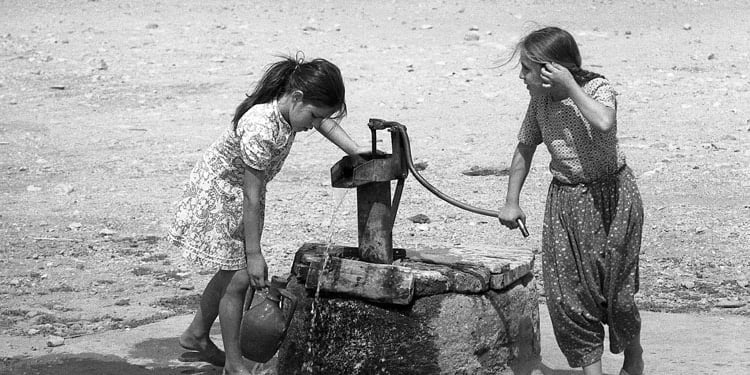 Girls_working-w750