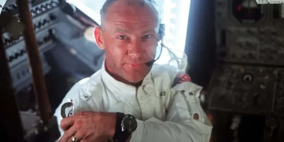 Ay’a iniş sırasında giydiği ceketi satışa çıkardı