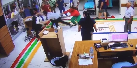Dövdüğü eşine sağlık raporu verilmesin diye sağlık çalışanlarını dövdü