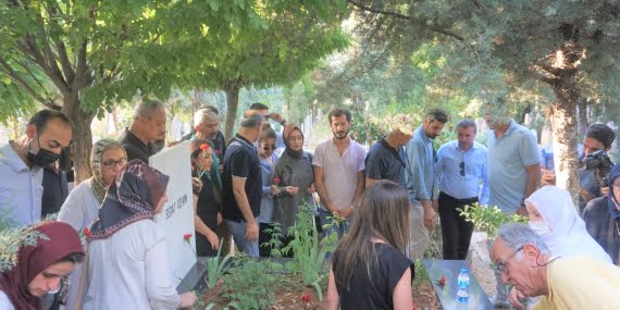 Mayın patlamasında hayatını kaybeden Özevin ve Özdemir kardeşler mezarları başında anıldı