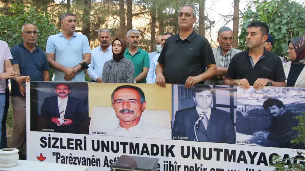 Mayın patlamasında hayatını kaybeden Özevin ve Özdemir kardeşler mezarları başında anıldı