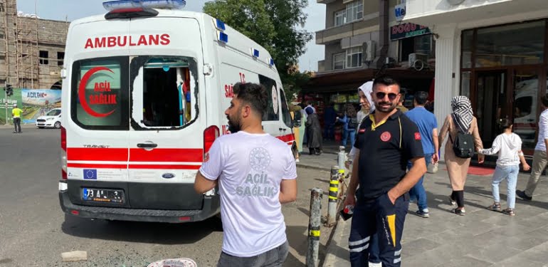 AKLÝ DENGESÝ YERÝNDE OLMAYAN ÞAHIS PARK HALÝNDEKÝ AMBULANSIN CAM