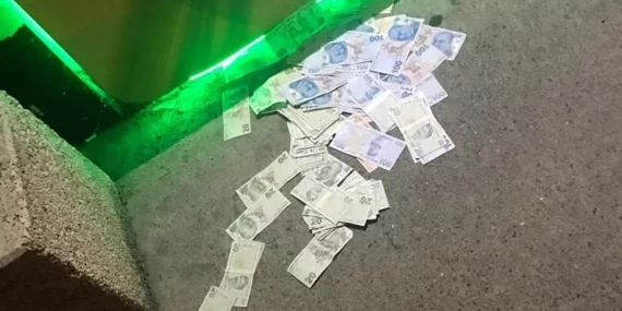 ATM’ye yüklenen fazla para sokağa saçıldı