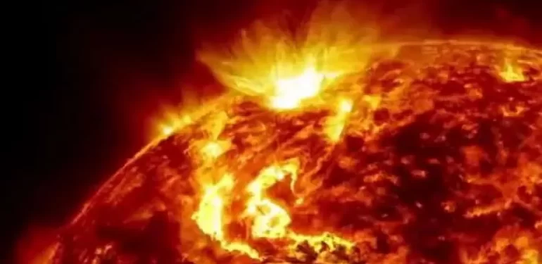 guneste_delik_acilinca_korkutan_uyari_geldi_gunes_firtinasi_dunyayi_vurabilir_1659513291_0625